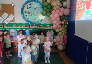 Wspólna zabawa przedszkolaków.
