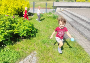 Chłopiec podczas zabawy w podchody.