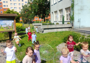Łapanie baniek.