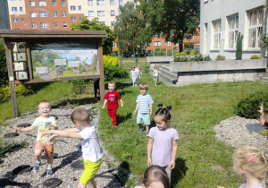 Dzieci podczas zabawy w ogrodzie przedszkolnym.
