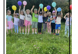 Grupa Liski pozuje do wspólnego zdjęcia z balonami.