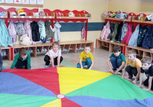 Przedszkolaki w czasie zabawy z chustą animacyjną.