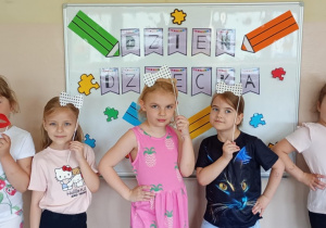 Dziewczynki pozują z akcesoriami do zdjęć.