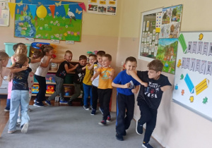 Wąż wykonany przez dzieci w czasie zabawy muzycznej.