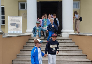 Grupa Odkrywcy po ciekawym zajęciu zadowolona wraca do przedszkola