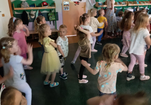 Zdjęcie przedstawia dzieci podczas zabawy tanecznej.