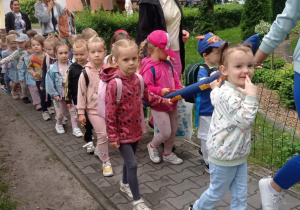 Zdjęcie przedstawia dzieci podczas wyjścia, przedszkolaki spacerują do sali zabaw.