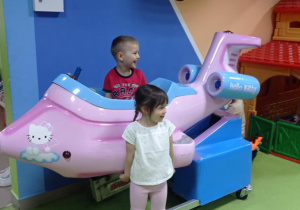 Zdjęcie przedstawia uśmiechające się dzieci podczas zabawy w figloraju.