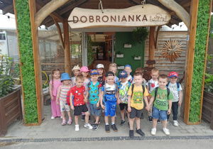 Dzieci z grupy Słoneczka pozują do zdjęcia w Dobroniance w Dobroniu.