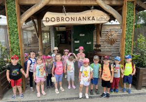 Dzieci z grupy Żabki pozują do zdjęcia w Dobroniance w Dobroniu.