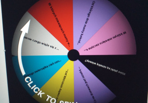 Zdjęcie przedstawia koło programu Wheel decide stworzone wspólnie z dziećmi, którym później kręciły i odpowiadały na pytania.