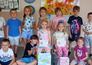 Grupowe zdjęci solenizantek z kolegami i koleżankami.