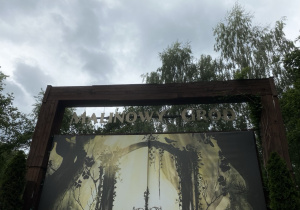Grafika przedstawia bramę wejściową do Malinowego Grodu.