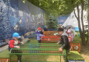 Dzieci miło spędzają czas na świeżym powietrzu.