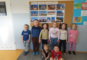 Zdjęcie przedstawia dzieci pozujące do zdjęcia na tle ciekawych miejsc i zabytków Górnego Śląska.