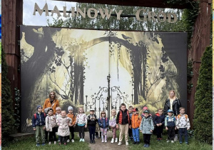 Zdjęcie grupowe na tle wejścia do Malinowego Grodu