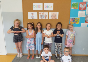 Dzieci robią sobie pamiątkowe zdjęcie z Dnia Ojca.