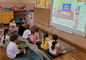 Dzieci z grupy Smerfy przypominają zasady bezpiecznego poruszania się w sieci.