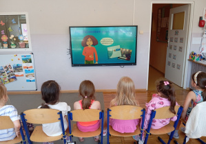 Dzieci z grupy Odkrywcy oglądają film związany z zachowaniem odpowiedniego czasu korzystania z Internetu oraz stron dostosowanych do wieku dzieci.