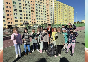 Dzieci z grupy Smerfy pozują do zdjęcia z wypchanym śmieciami workiem, które same zebrały