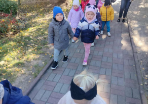 Dzieci idą w parach.