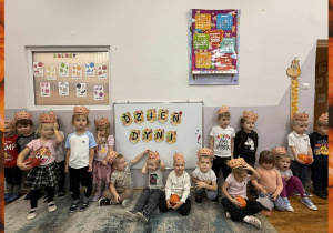 Dzieci z grupy Słoneczka pozują do wspólnego zdjęcia w tematycznych opaskach