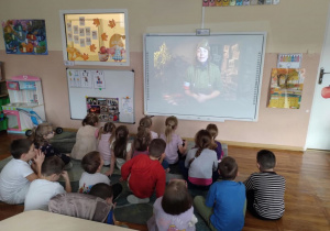 Dzieci z grupy „Smerfy” oglądają film edukacyjny.