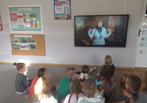 Dzieci z grupy „Odkrywcy” oglądają film edukacyjny.