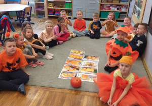 Dzieci i z grupy Odkrywcy poznają przetwory i wypieki z dyni.