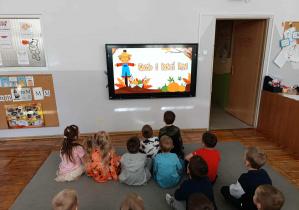 Dzieci z grupy „Misie” oglądają film edukacyjny na temat dyni.
