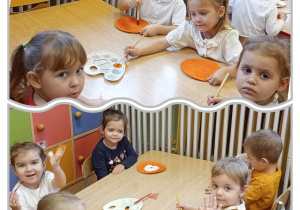 Kolaż zdjęć prezentujący przedszkolaki w trakcie malowani talerzyków na pomarańczowo.