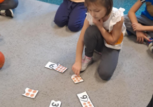 Dziewczynka rozwiązuje zadanie matematyczne.