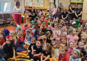 Pani dyrektor dziękuje dzieciom z grupy Żabki za przygotowanie uroczystości.