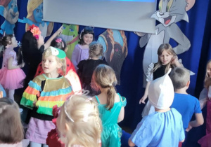 Dzieci w bajkowych strojach tańczą na ,,Balu postaci z bajek”.