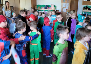 Dzieci w bajkowych strojach tańczą na ,,Balu postaci z bajek”.