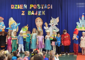 Dzieci z grupy Żabki śpiewają piosenkę powitalną ,,Witajcie w naszej bajce”.