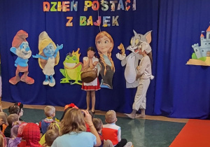 Dziewczynka w przebraniu Małgosi oraz dziewczynka w przebraniu Królika.