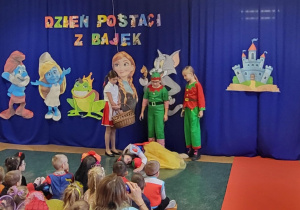 Dziewczynka w przebraniu Małgosi i dwie dziewczynki z przebraniu Skrzatów.