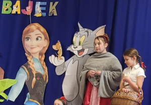 Dziewczynki wcielają się w rolę Królewny Śnieżki, Małgosi i Kopciuszka.