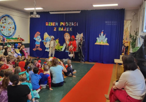 Dziewczynki wcielają się w rolę Czerwonego Kapturka, Królika i Wróżki.