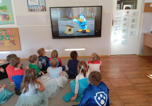 Dzieci z grupy Odkrywcy podczas oglądania bajki pt. „Kaczor Donald”.