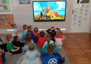 Na zdjęciu widzimy dzieci z grupy Odkrywcy podczas poprawnego rozwiązania zagadki w konkursie „Jaka to melodia”. Poprawną odpowiedzią był „Król Lew”.