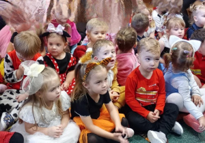 Biedronki siedzą na kocyku i oglądają część artystyczną.