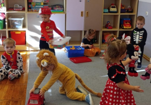 Przedszkolaki bawiące się zabawkami w sali przedszkolnej.