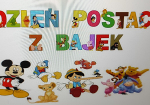 Na zdjęciu przedstawiony jest napis „Dzień postaci z bajek”, a poniżej znane bajkowe postacie.
