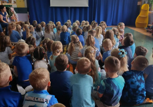 Sześciolatki oglądają film edukacyjny o prawach dziecka.