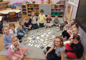 Zdjęcie przedstawia dzieci przed łączeniem fotografii wynalazców z wynalazkami.