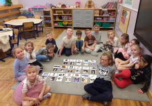 Zdjęcie przedstawia dzieci po połączeniu wynalazców z wynalazkami.