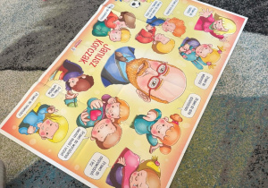 Dzieci na podstawie plakatu ustalają i przypominają sobie swoje prawa.