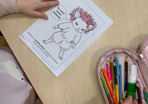 Dzieci wykonują karty pracy, które wkleją do swoich albumów.